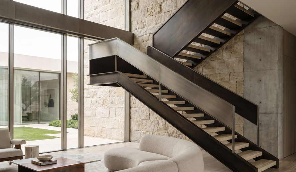 Escalier métallique sur mesure avec marches minérales dans un intérieur contemporain