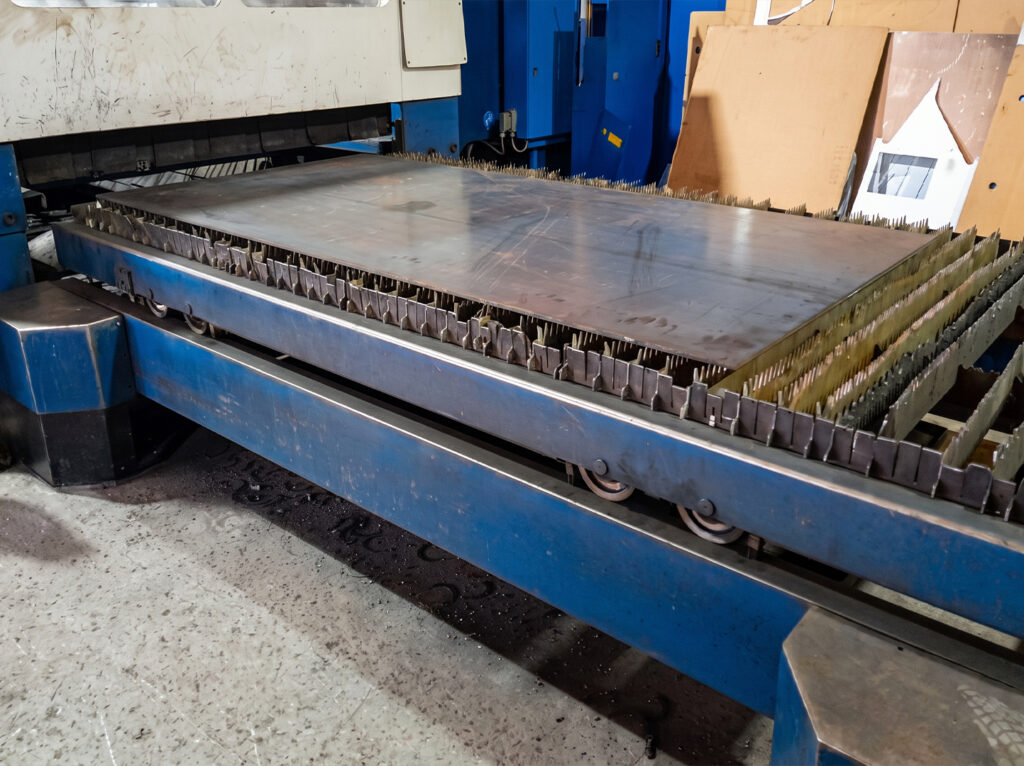 Découpe laser d’une tôle en acier pour la fabrication de pièces métalliques d’escalier