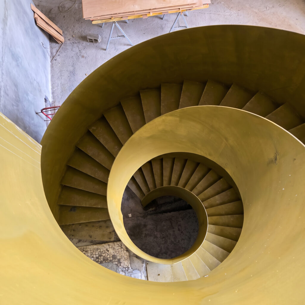 Escalier hélicoïdal métallique sur mesure à finition dorée vu depuis le dessus
