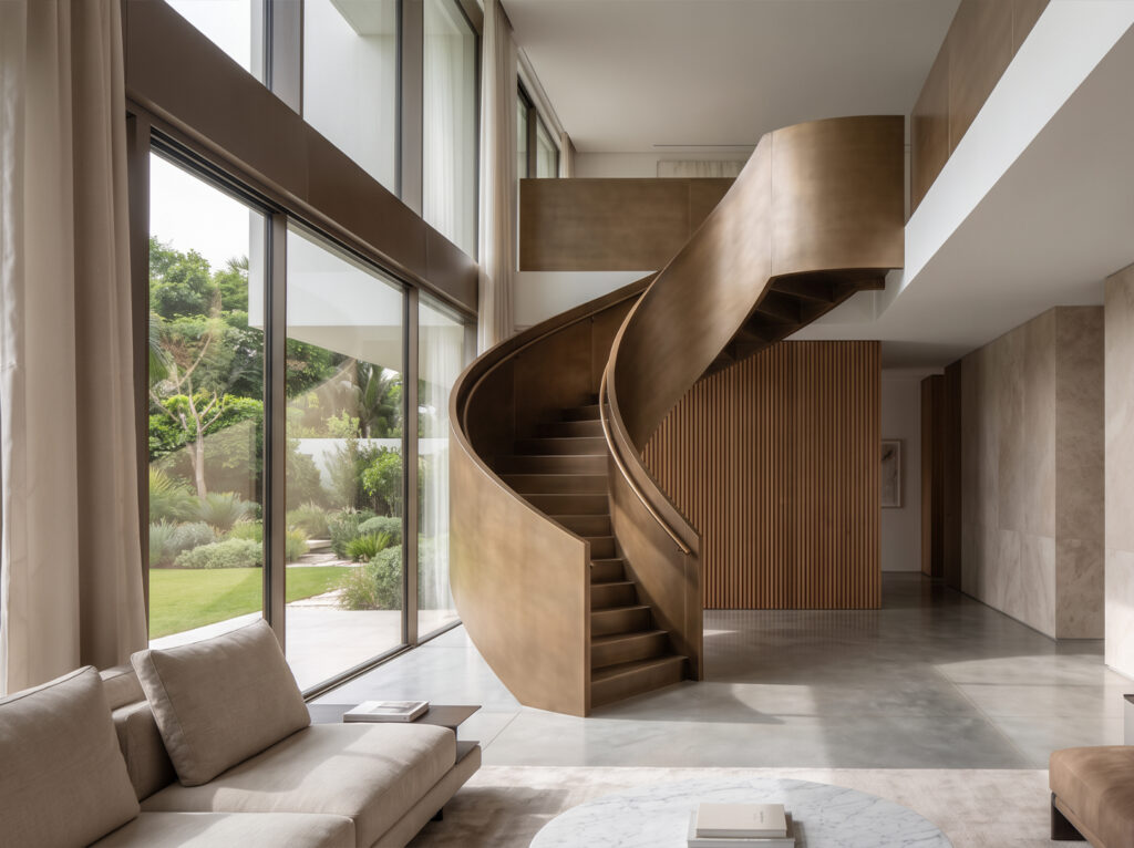 Escalier hélicoïdal sur mesure à structure courbe métallique dans une villa contemporaine