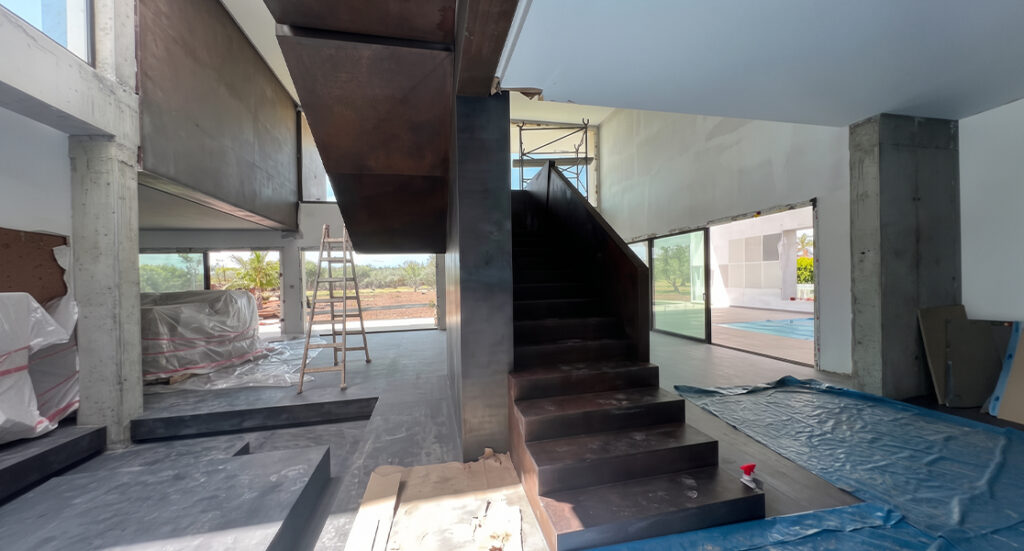 Escalier Maroc en acier suspendu sur mesure installé dans une demeure contemporaine