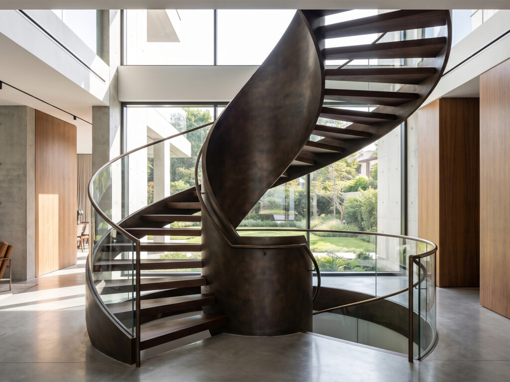 Escalier Maroc en acier sur mesure avec marches en bois et garde-corps en verre dans une villa d’architecte