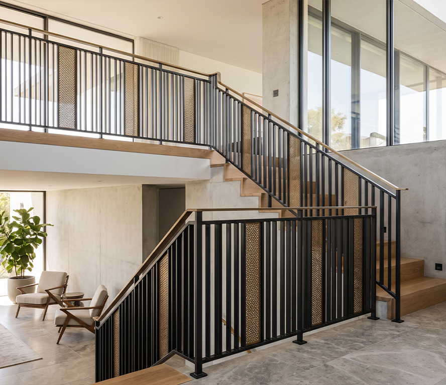 Escalier Maroc en bois avec garde-corps métallique noir dans une villa contemporaine