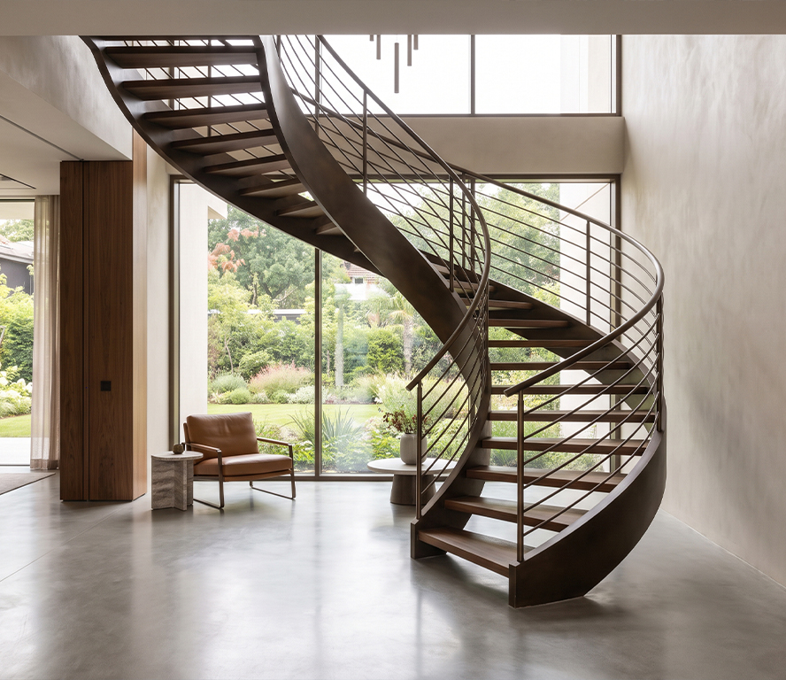 Escalier Maroc en colimaçon métallique avec marches en bois dans un duplex contemporain