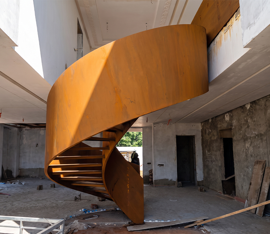 Escalier Maroc hélicoïdal en acier Corten sur mesure installé dans une villa en construction