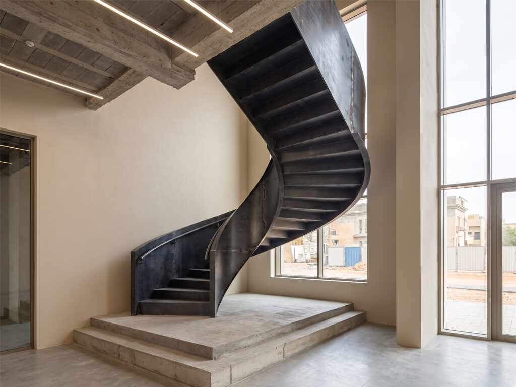 Escalier Maroc hélicoïdal en acier fabriqué sur mesure dans un intérieur contemporain