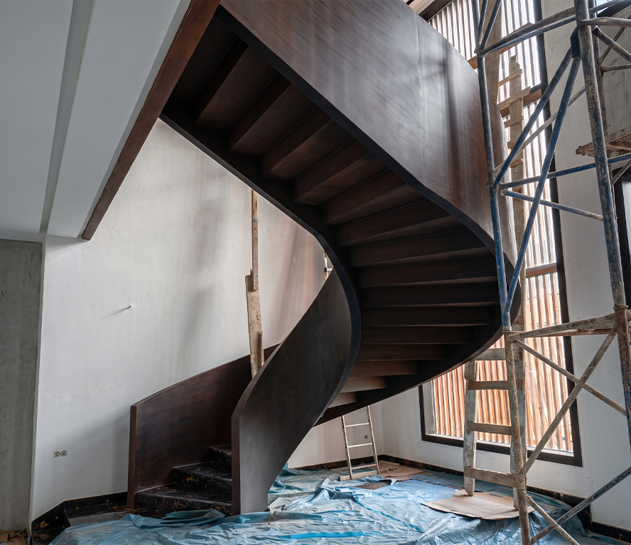 Installation sur site d’un escalier Maroc en acier courbe réalisé sur mesure
