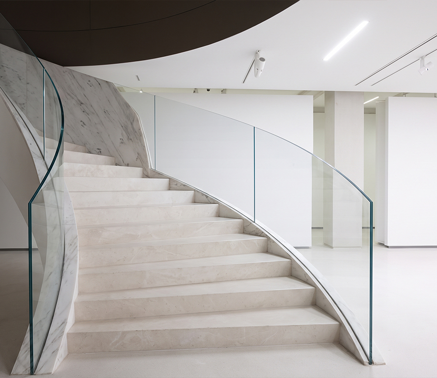 Escalier Maroc courbe en marbre blanc avec garde-corps en verre extra-clair