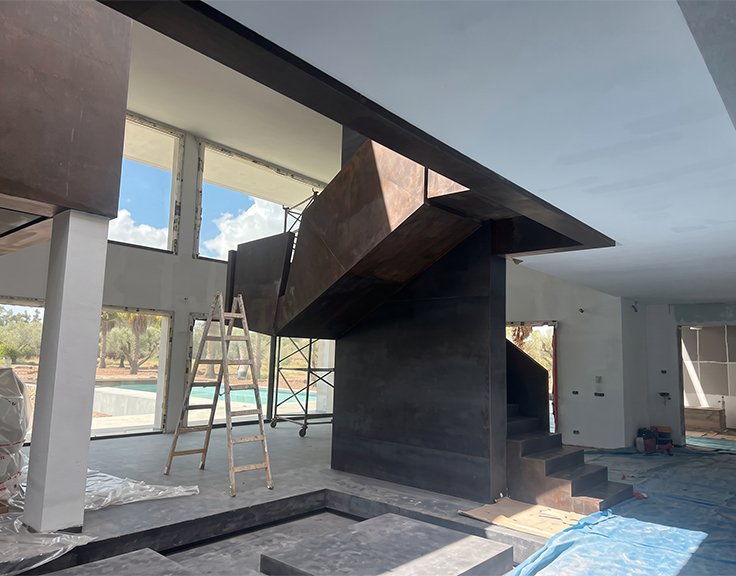 Escalier pour Villa en acier sur mesure en cours de réalisation dans un intérieur contemporain