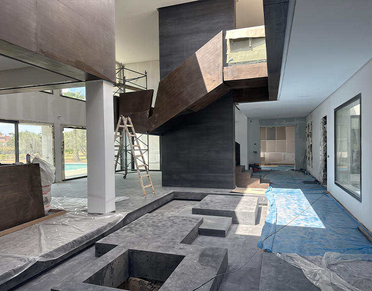 Installation d’un Escalier pour Villa en acier sur mesure sur chantier dans une villa contemporaine