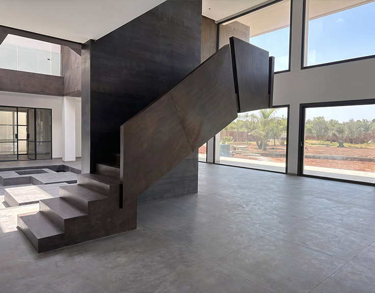 Escalier pour Villa en structure métallique sur mesure installé dans une villa contemporaine à Ramatuelle
