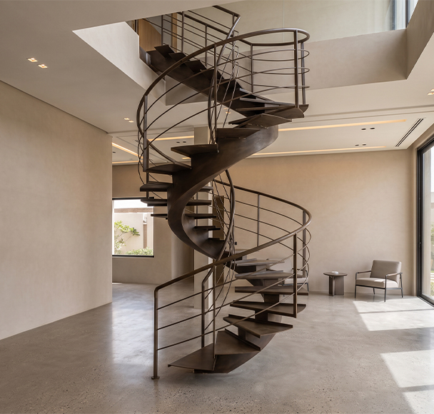 Escalier sur mesure Maroc en colimaçon métallique installé dans un duplex contemporain