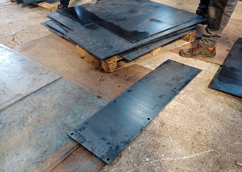 Fabrication escalier sur mesure avec pièces en tôle d’acier découpées à partir d’un calepinage DXF
