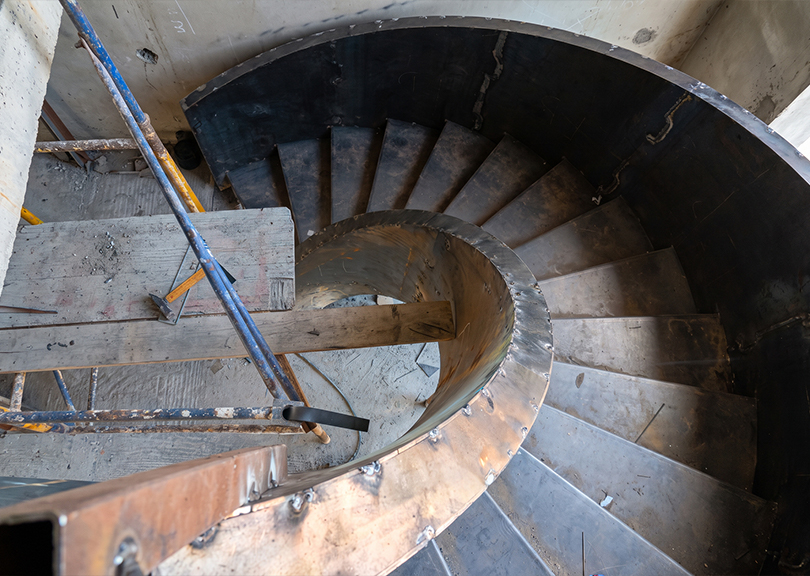 Fabrication escalier sur mesure avec contrôle qualité d’une structure métallique courbe avant expédition