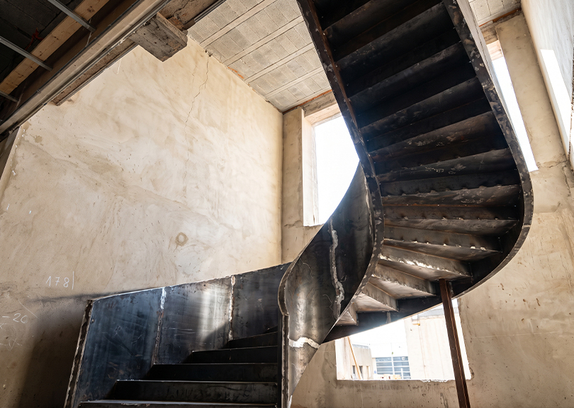 Fabrication escalier sur mesure avec contrôle des soudures d’une structure métallique hélicoïdale en acier