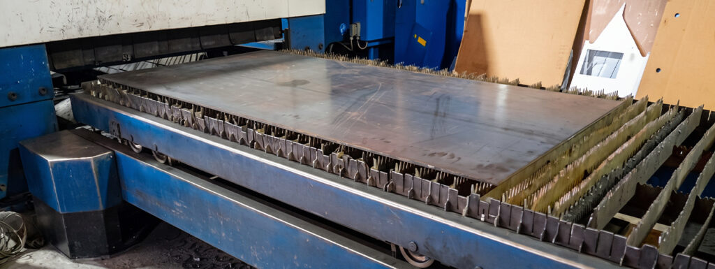 Fabrication escalier sur mesure avec découpe laser de plaques d’acier en atelier
