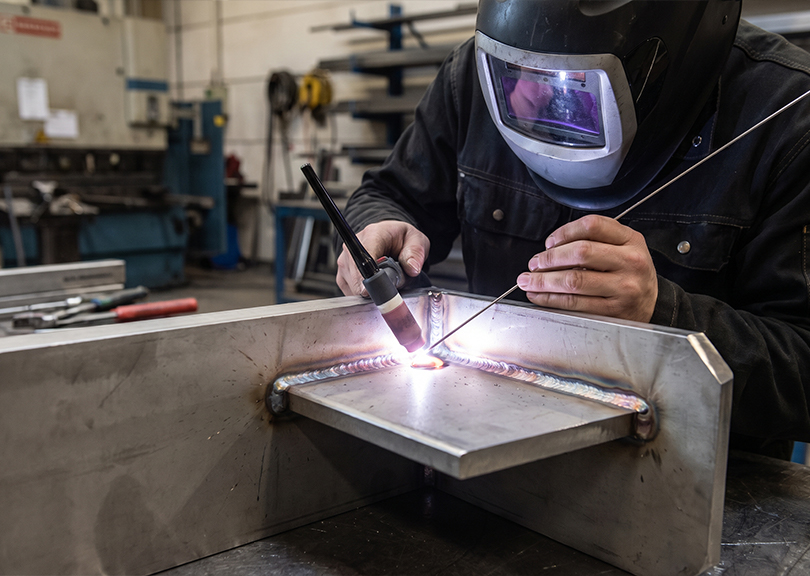 Fabrication escalier sur mesure avec soudure TIG de précision sur pièces métalliques en atelier