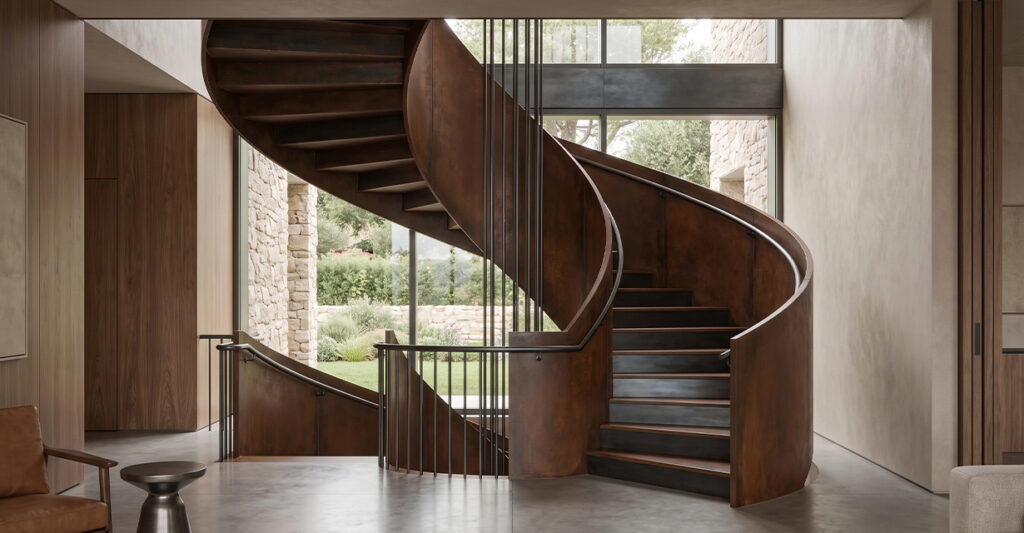 Finition escalier en métal patiné canon de fusil avec effet brun chaud dans un intérieur contemporain