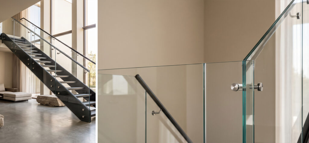 Matériaux pour escalier associant acier structurel noir et garde-corps en verre transparent